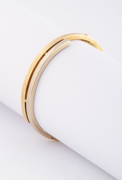 Wit/geel gouden gematteerde bangle met scharnier sluiting