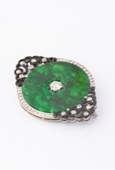 Wit gouden broche met een briljant, diamanten, jade en emaille