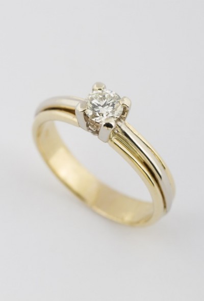 Wit/geel gouden solitair ring met briljant 0.61 ct.