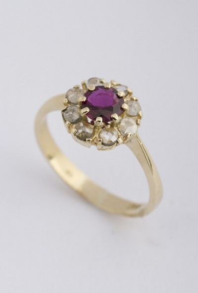 Gouden entourage ring met rhodoliet en diamant