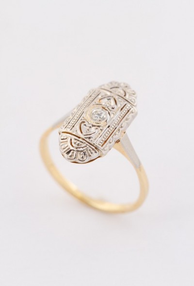 Wit/geel gouden Art Deco ring met een briljant van ca. 0.035 ct.