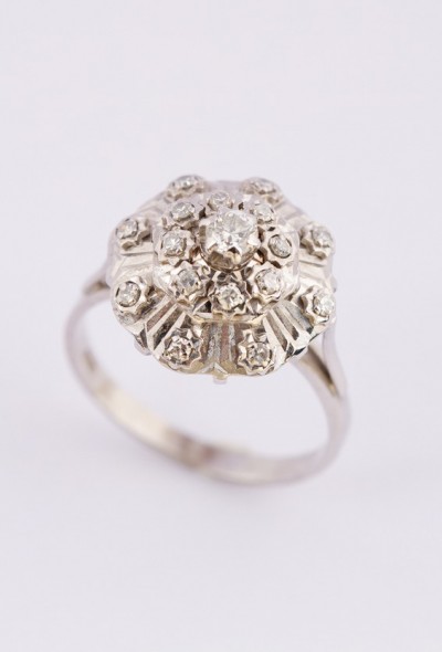 Wit gouden dubbele entourage ring met diamanten