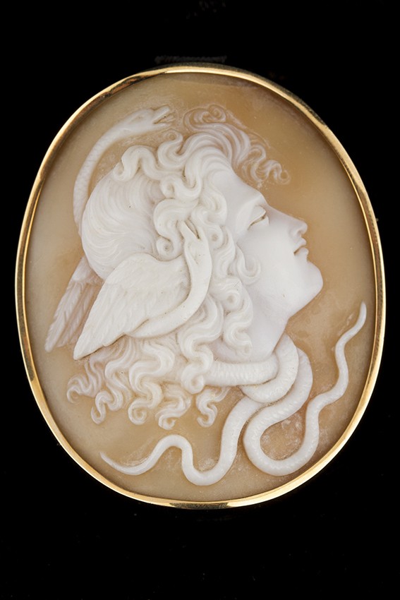 Antieke camée broche van Medusa