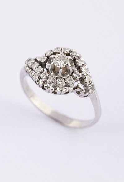 Wit gouden slag entourage ring met een briljant en diamanten