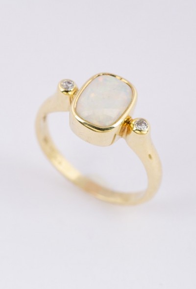 Gouden ring met melk opaal en diamanten