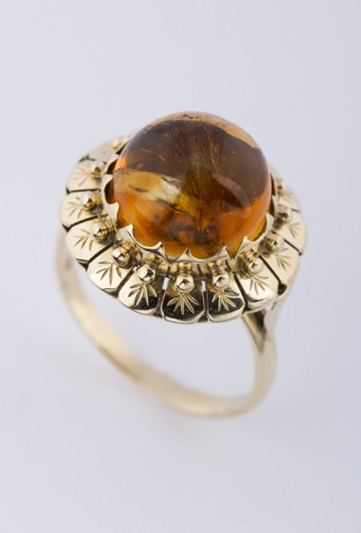 Gouden ring met barnsteen