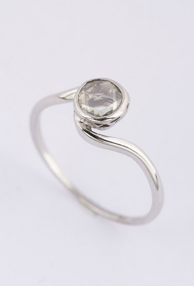 Wit gouden slag solitair ring met een diamant