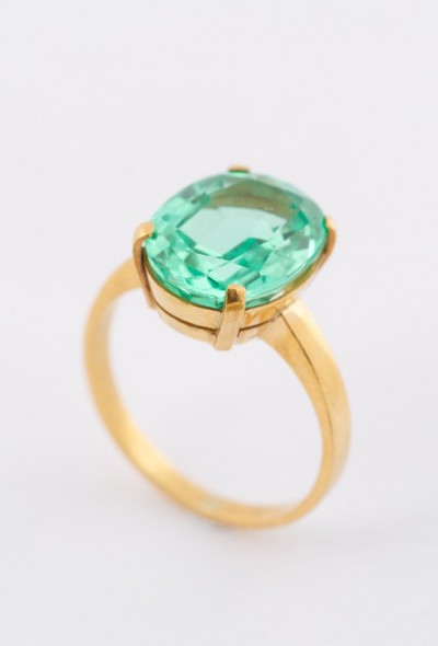 Gouden ring met groene synthetische korund