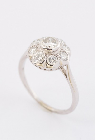 Wit gouden entourage ring met 9 briljanten. Totaal 1.00 ct.