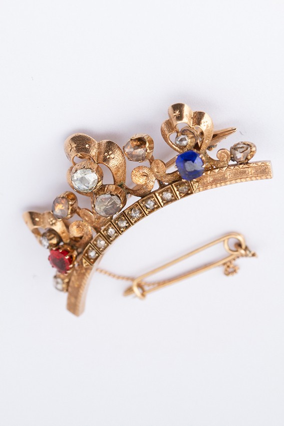 uitgehongerd alarm Vervelen Antieke 14 krt. gouden engelse Edwardian (1901-1910) kroon broche met 16  geslepen roos diamanten en blauw en rood kristal met veiligheidsketting.