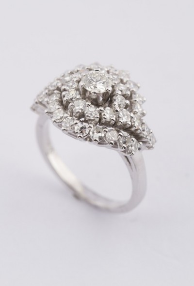 Wit gouden entourage ring met 37 diamanten