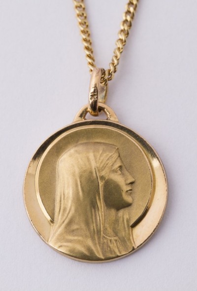 Gouden madonna hanger aan gouden collier