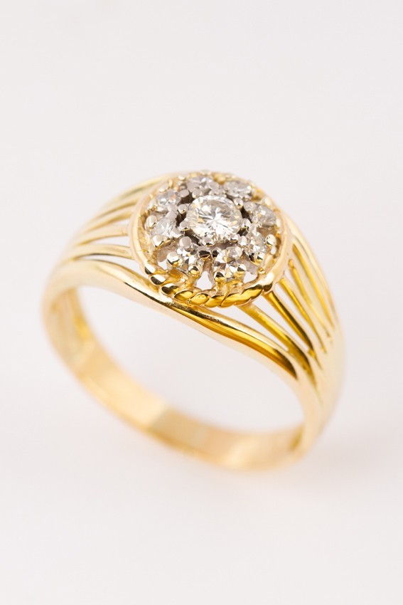Kalmte biologie naam 14 krt. gouden spangen entourage heren ring met een briljant van ca. 0.18  ct. en 8 diamanten (8-kant). Totaal ca. 0.42 ct.