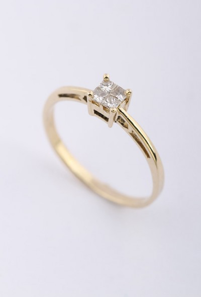 Gouden ring met prinses geslepen diamant