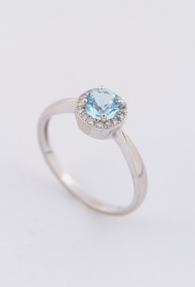 Wit gouden entourage ring met een blauwe topaas en briljanten