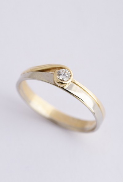 Wit/geel gouden ring met een briljant