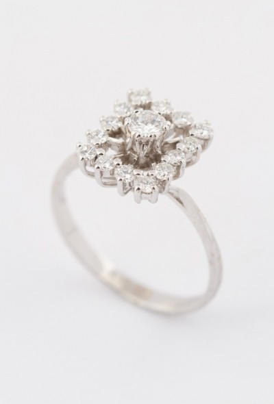 Wit gouden entourage ring met briljanten. Totaal ca. 0.47 ct.